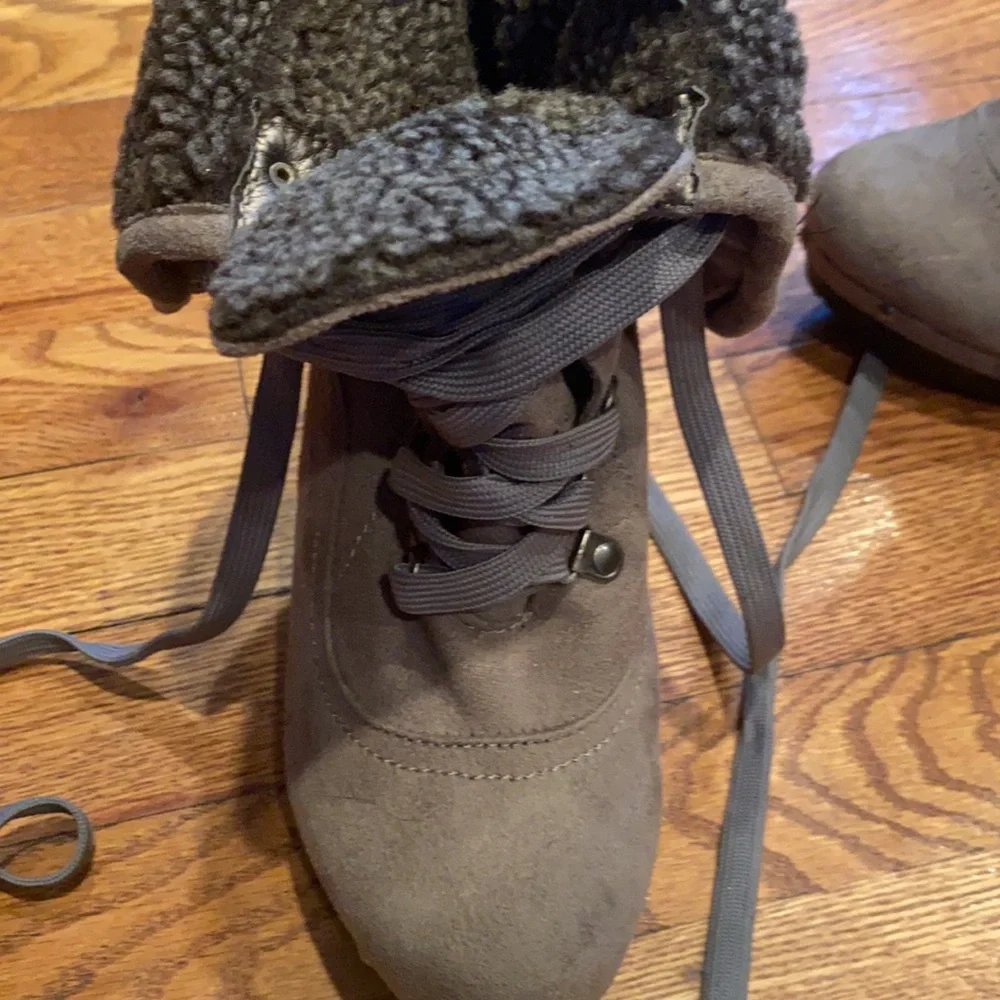 Women grey suede ankle boots with shearling lining. - Picture 5 of 9